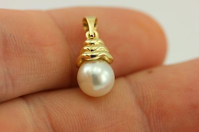 18k yellow gold 7.6mm round white cultured pearl beehive cap pendant New