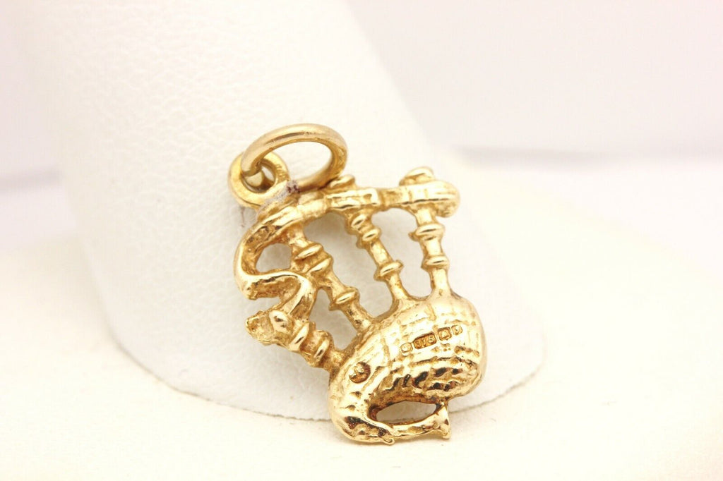 UK 375 9k yellow gold Sottish bagpipes charm 0.75 inch 1.70g vintage estate