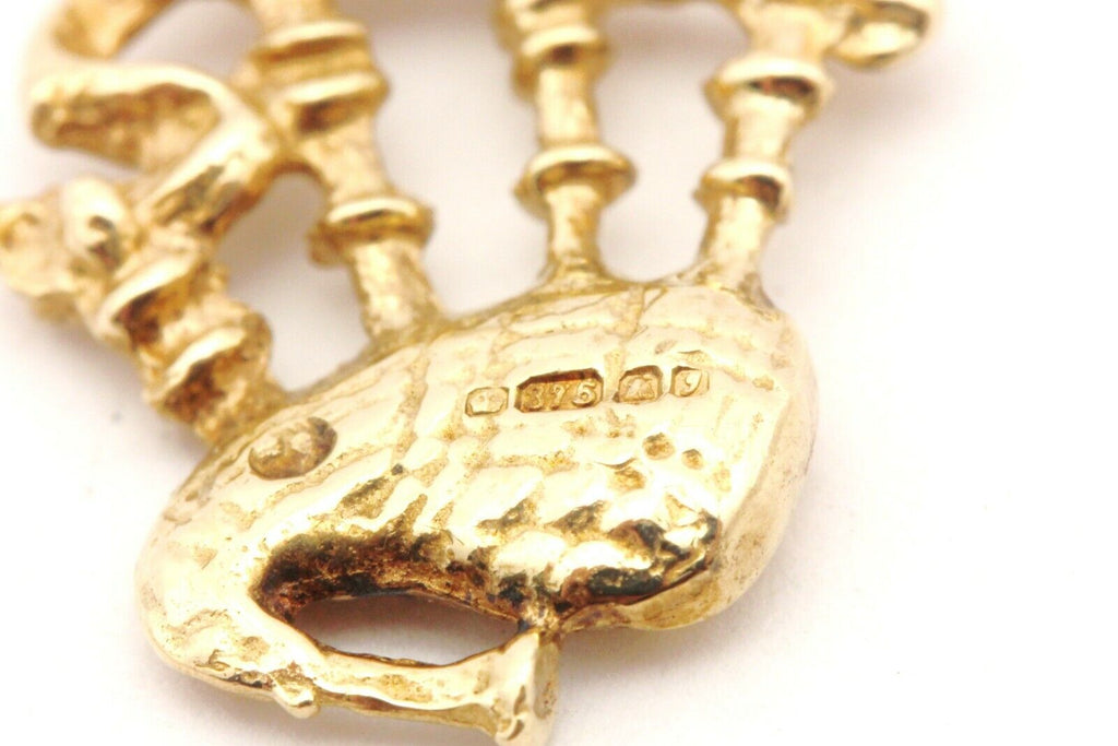 UK 375 9k yellow gold Sottish bagpipes charm 0.75 inch 1.70g vintage estate