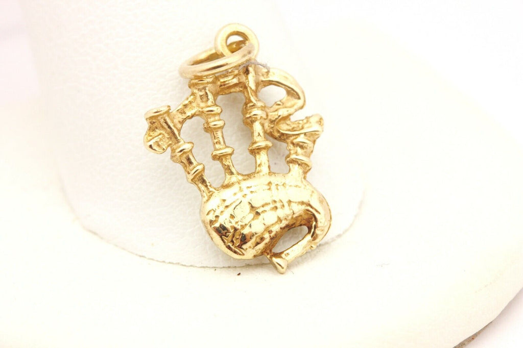 UK 375 9k yellow gold Sottish bagpipes charm 0.75 inch 1.70g vintage estate
