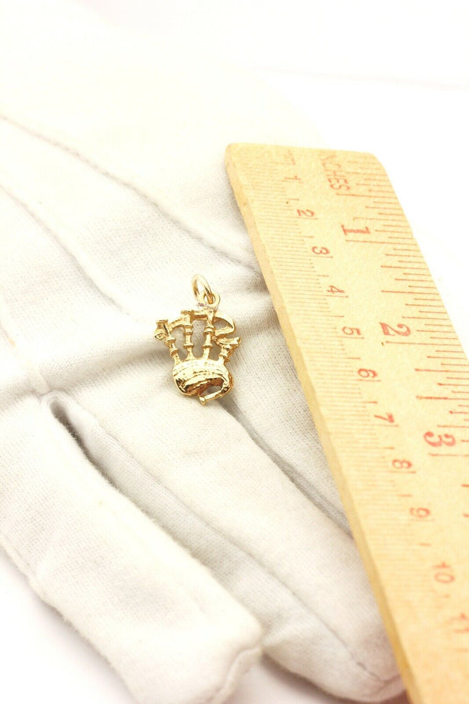 UK 375 9k yellow gold Sottish bagpipes charm 0.75 inch 1.70g vintage estate