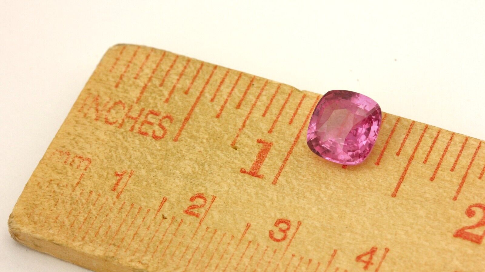 1 cushion shaped purplish-pink sapphire 2.55ct Madagascar 7.95x7.81x4.42mm