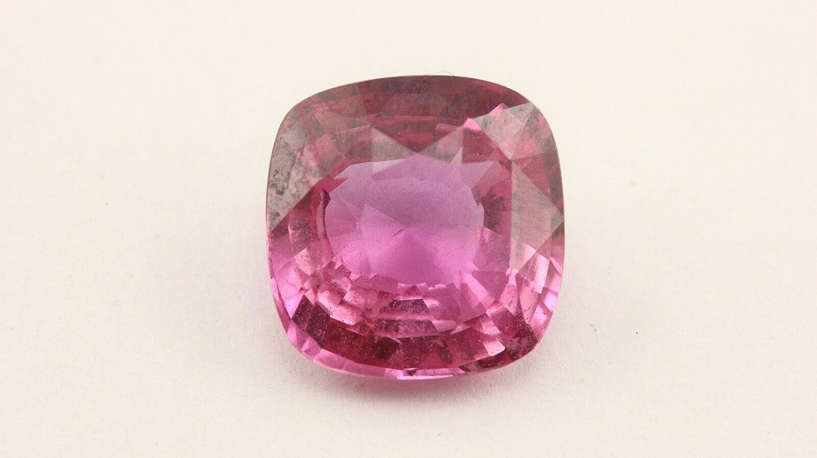 1 cushion shaped purplish-pink sapphire 2.55ct Madagascar 7.95x7.81x4.42mm
