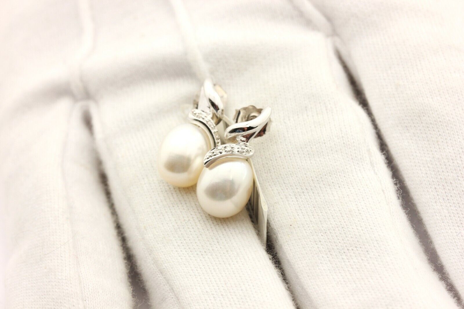 14k white gold 0.03ctw diamond 7.75mm oval freshwater pearl stud earrings 4.5g