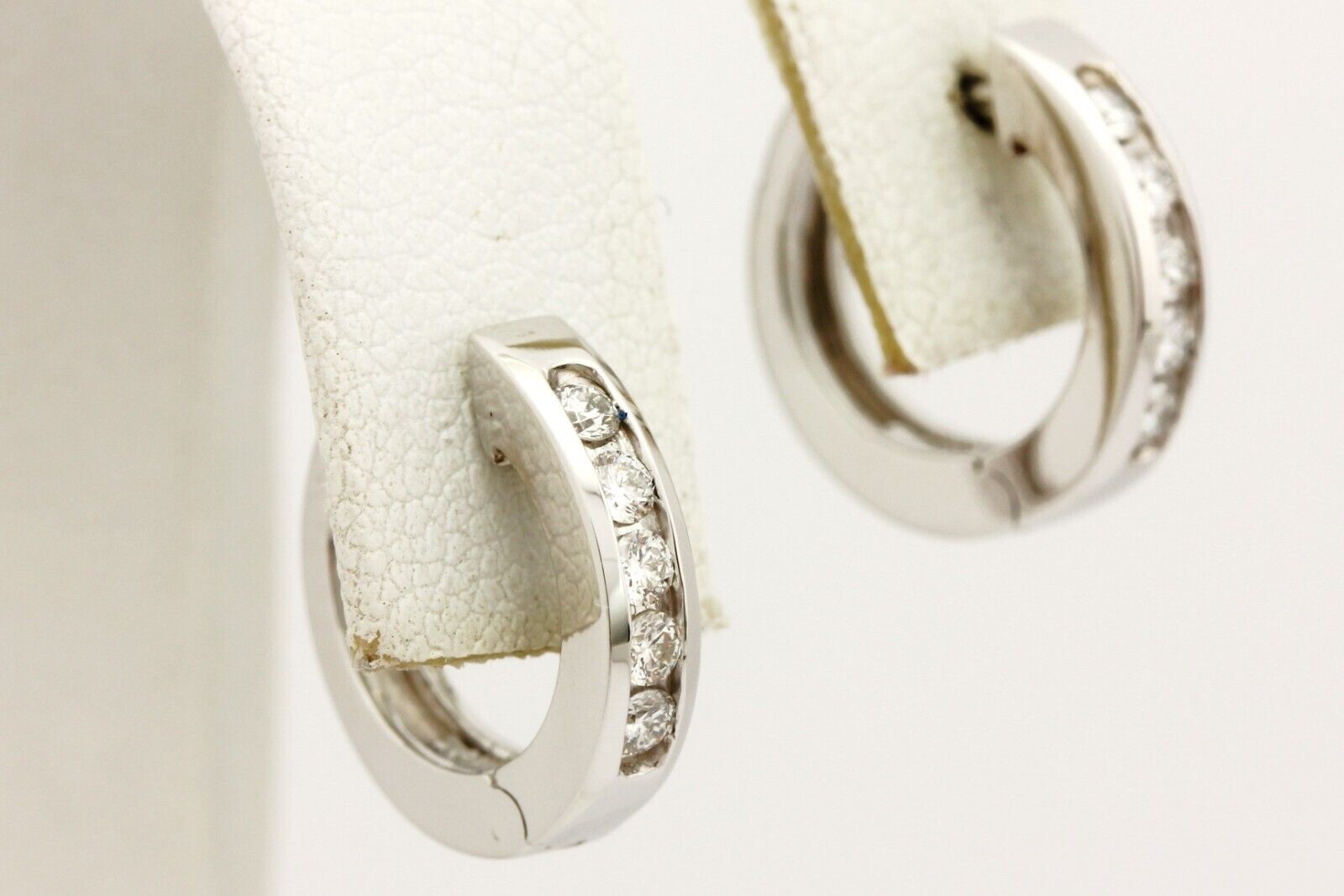 14k white gold 0.28ctw round natural diamond huggie earrings snap closure 4.12g