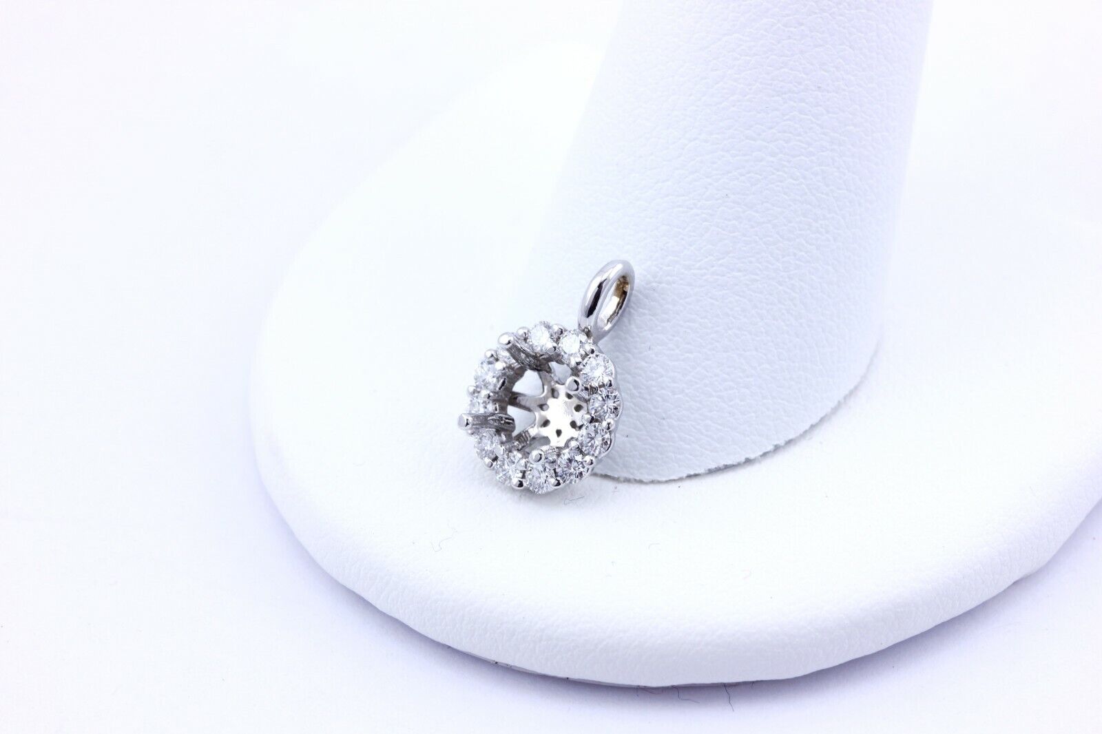 14k white gold 0.32ctw circle halo pendant 5.5mm round center semi mount 1.22g