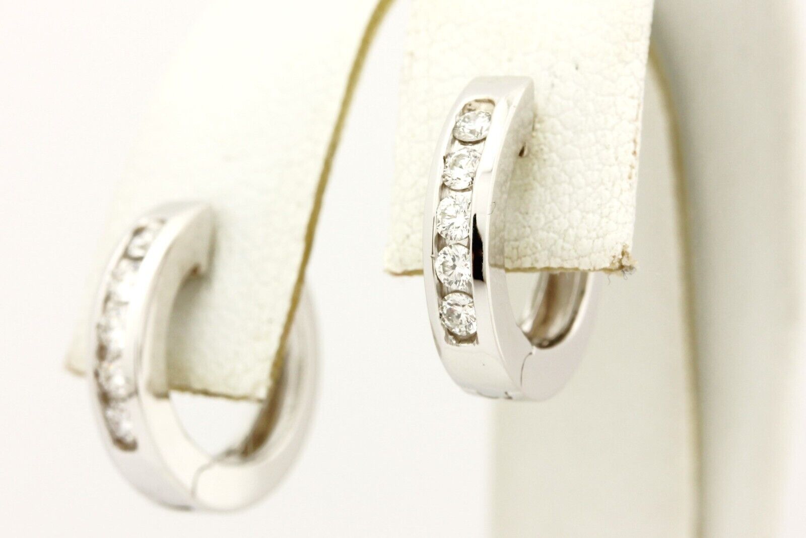 14k white gold 0.28ctw round natural diamond huggie earrings snap closure 4.12g