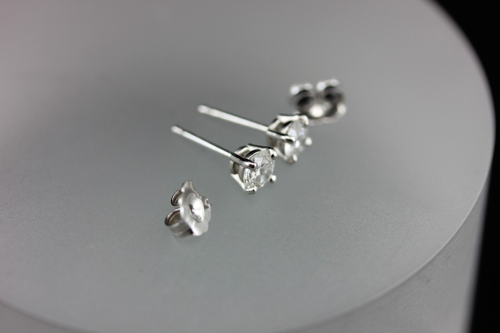 14k white gold .63ctw 4.3mm round diamond solitaire stud earrings NEW .81 grams