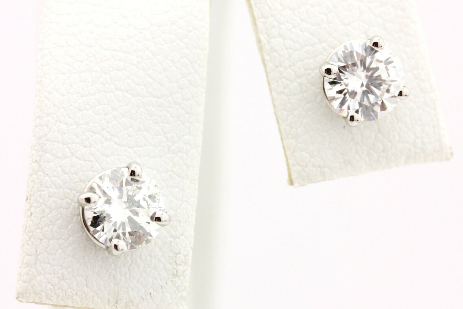 platinum 1.04ctw round brilliant diamond solitaire stud earrings 1.4g
