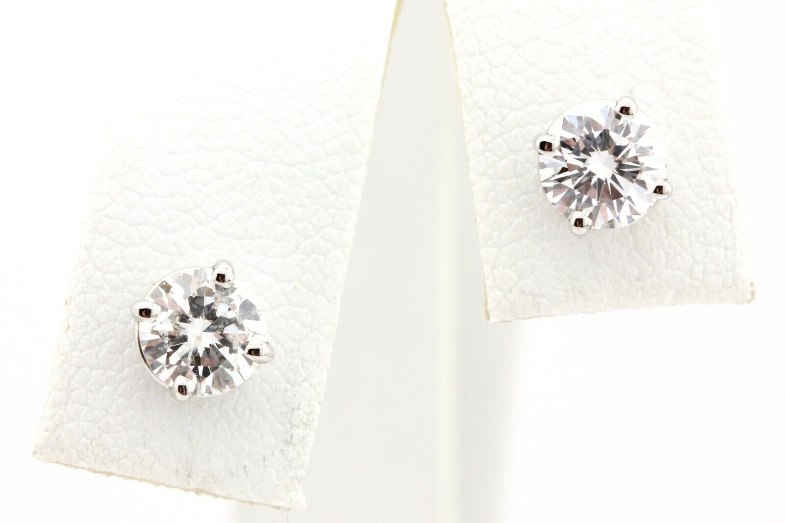 platinum 1.04ctw round brilliant diamond solitaire stud earrings 1.4g
