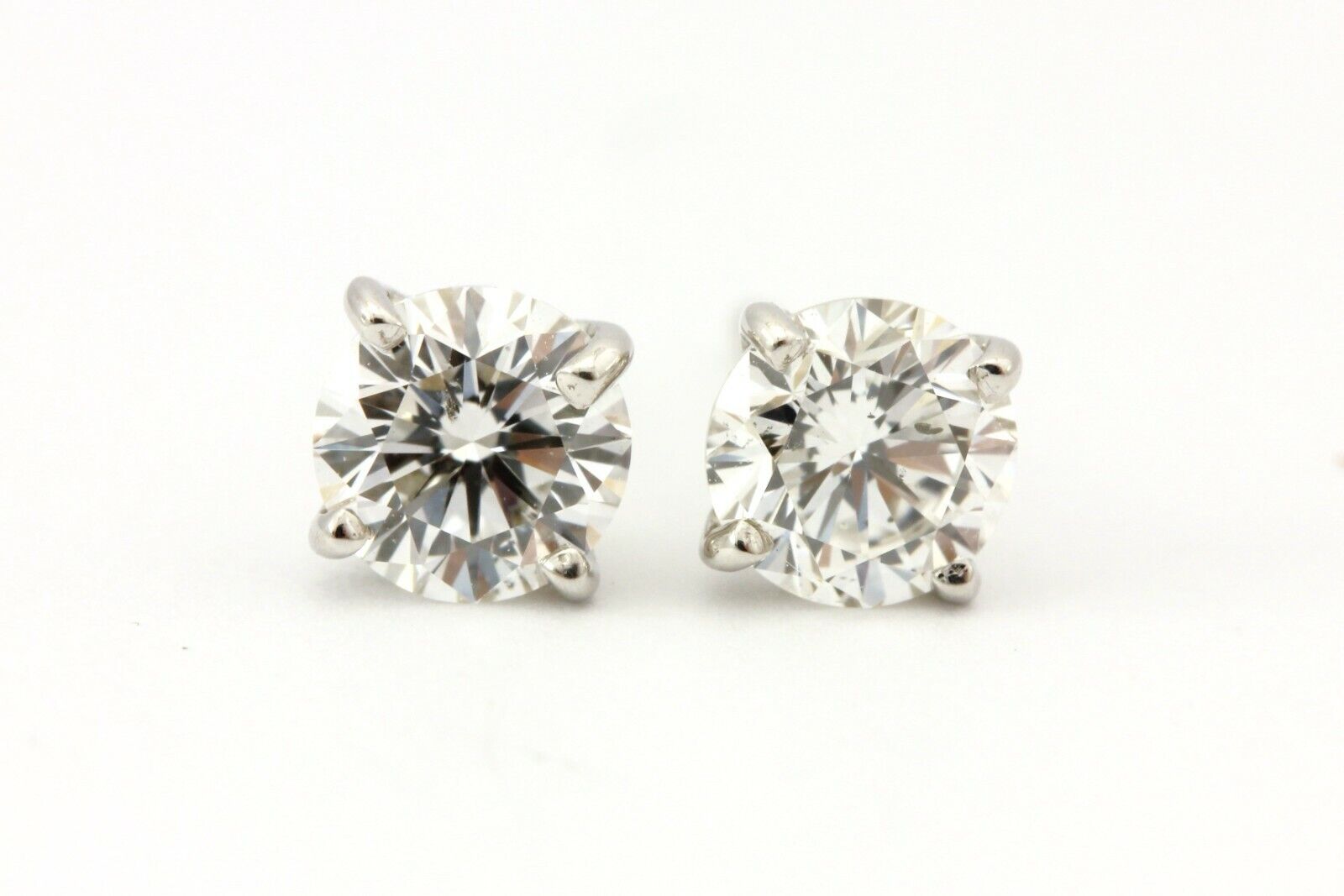 14k white gold 0.60ctw GIA natural round diamond stud earrings SI2 0.65g new