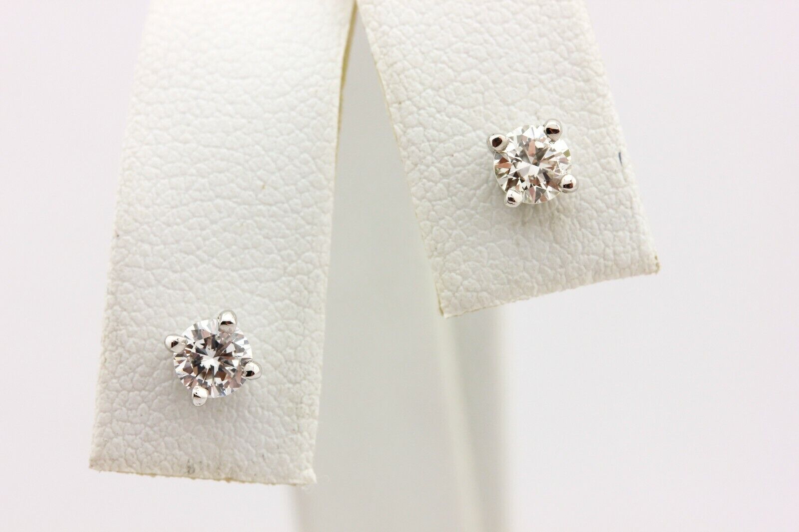 14k white gold 3.9mm 0.45ctw round diamond solitaire stud earrings 0.79g estate