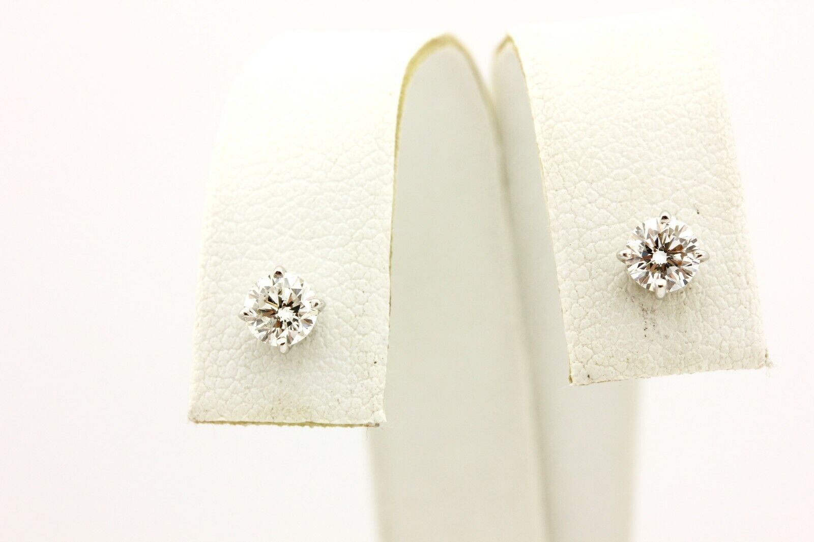 14k white gold 0.60ctw GIA natural round diamond stud earrings SI2 0.65g new